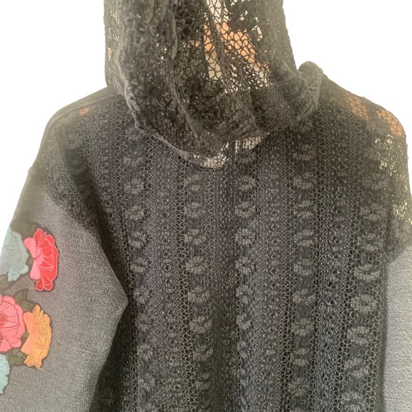 THE PYRAMID COLLECTION Floral Embroidered Hooded Pullover Top - Picture 7 of 12